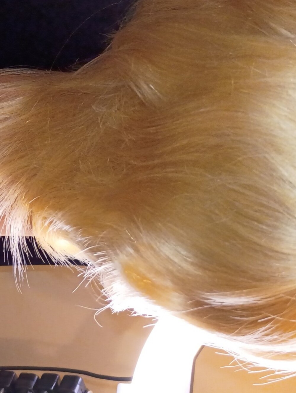 Short Layered Blonde Womenβs Wig β Soft Shine